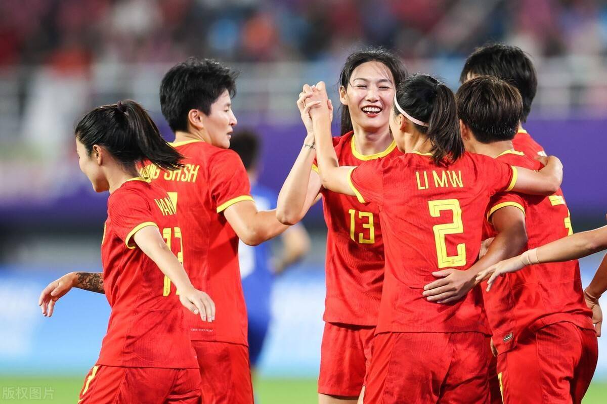 亚洲女足锦标赛中，中国队员以绝佳球技获奖