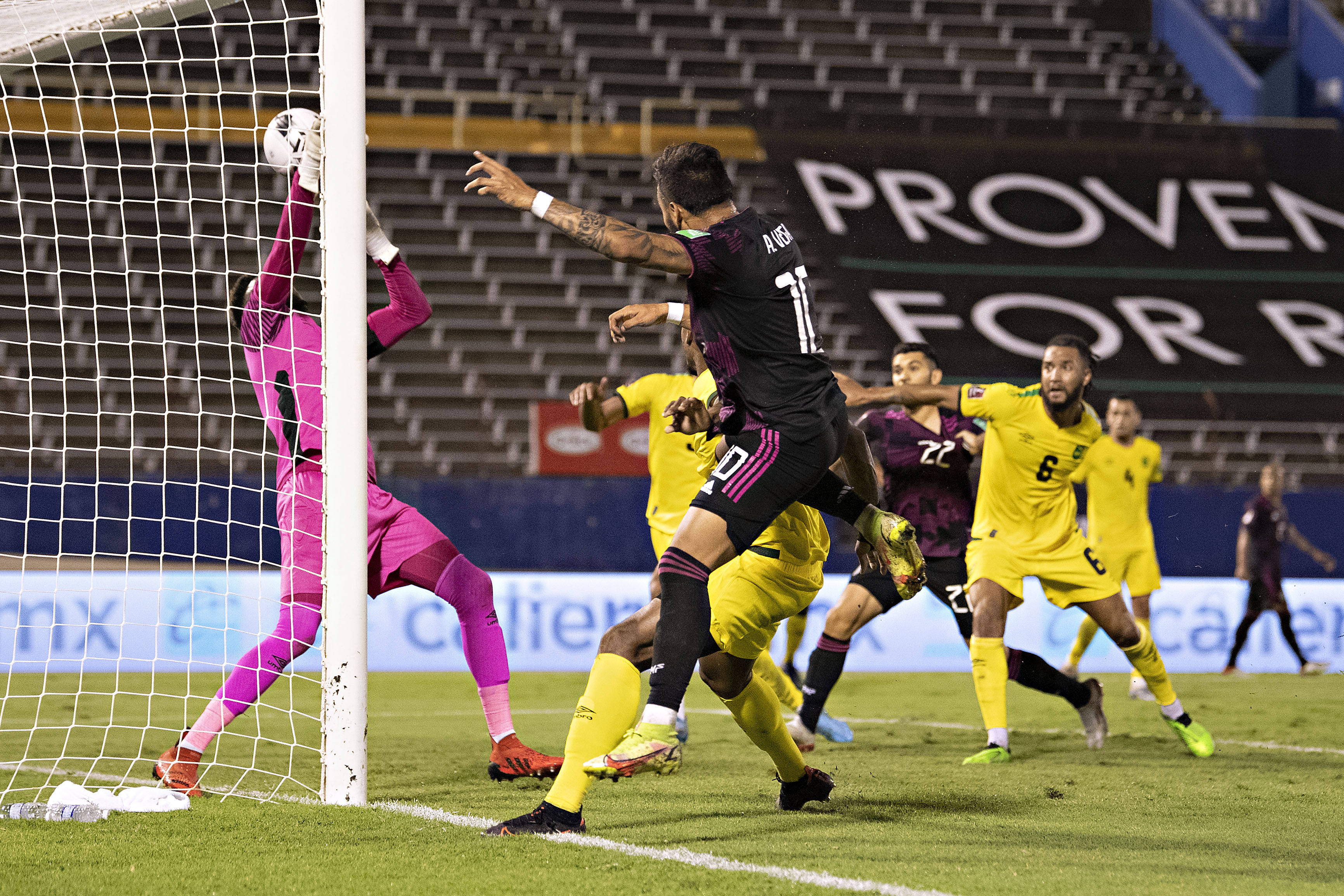  詹姆斯赛点兑现，广东男篮淘汰国际米兰晋级四强，主帅激动落泪